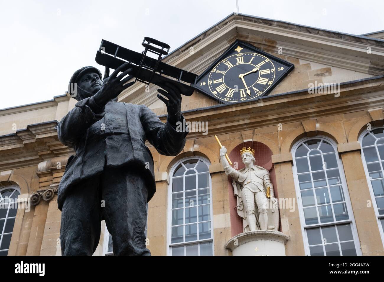 Statue von Charles Stewart Rolls vor der Shire Hall auf dem Agincourt Square in Monmouth, Monmouthshire, England, Großbritannien. 2021 Stockfoto