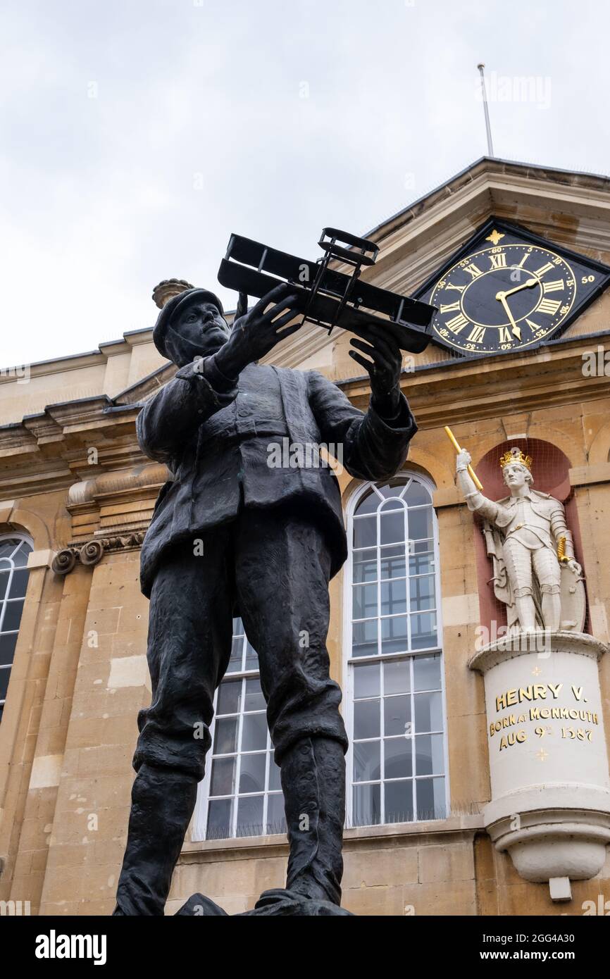 Statue von Charles Stewart Rolls vor der Shire Hall auf dem Agincourt Square in Monmouth, Monmouthshire, England, Großbritannien. 2021 Stockfoto