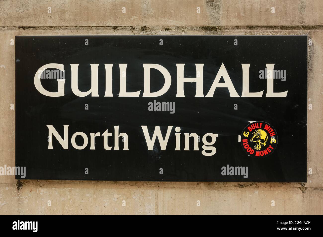 London, Großbritannien. 27. August 2021. Extinction Rebellion protestiert gegen das „Blutgeld“ in Guildhall. Quelle: Waldemar Sikora Stockfoto
