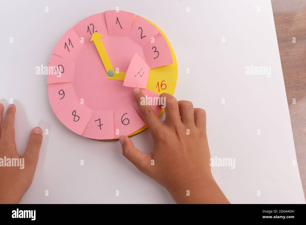 Vorschulstunde Lehrtätigkeit, Papieruhr Handwerk für Lernzeit für Kinder Stockfoto