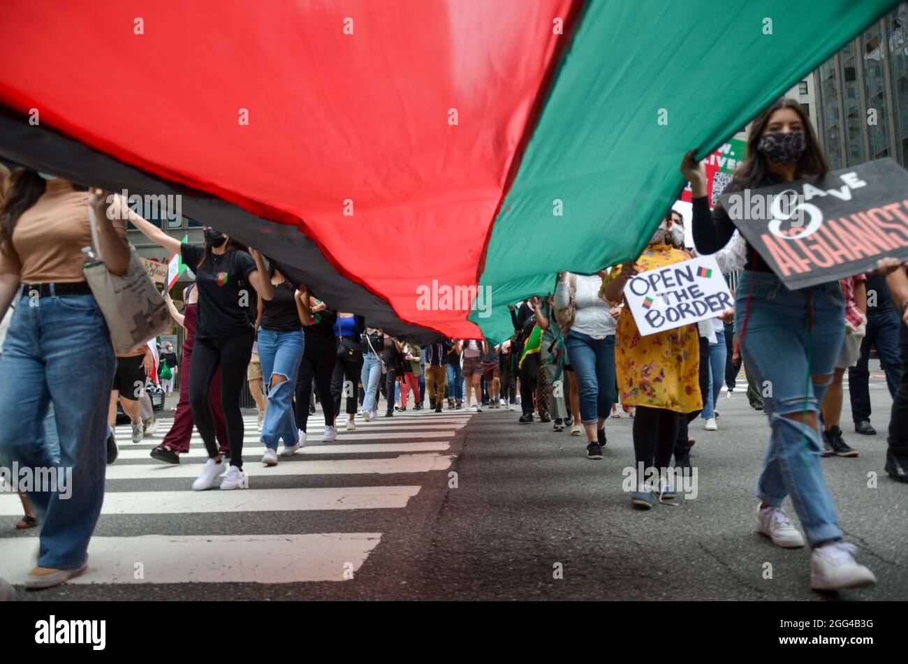 Hunderte versammelten sich im Bryant Park und marschierten zu den Vereinten Nationen während der Demonstration „Stoppt die Tötung von Afghanen“ in New York City. Stockfoto