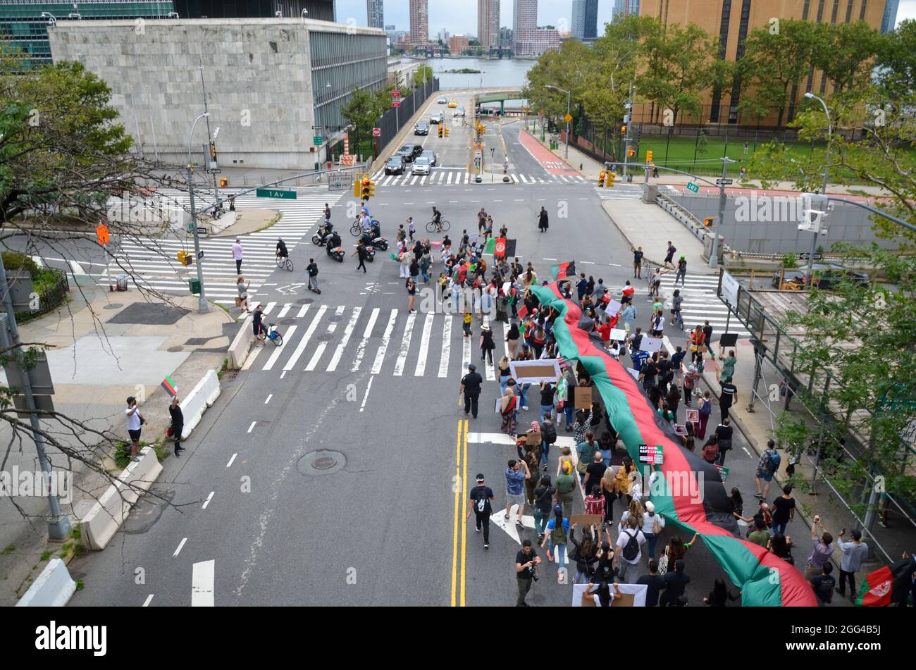 Hunderte versammelten sich im Bryant Park und marschierten zu den Vereinten Nationen während der Demonstration „Stoppt die Tötung von Afghanen“ in New York City. Stockfoto