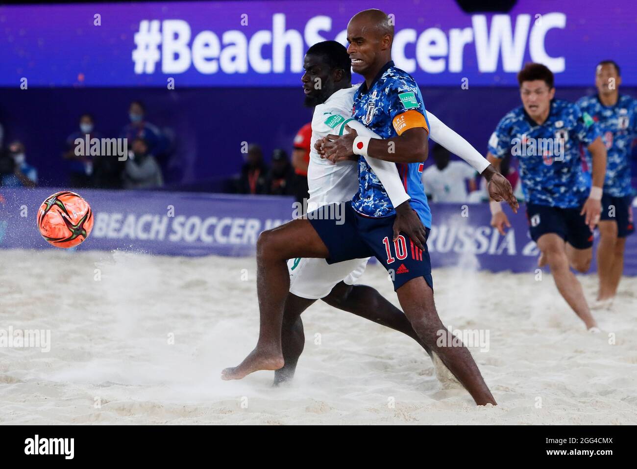 28. August 2021; Luzhniki-Stadion, Moskau, Russland: FIFA World Cup Beach Football-Turnier; Halbfinalspiel Japan gegen Senegal: Ozu Moreira aus Japan fordert Raoul Mendy aus Senegal während des Spiels zwischen Japan und Senegal Stockfoto