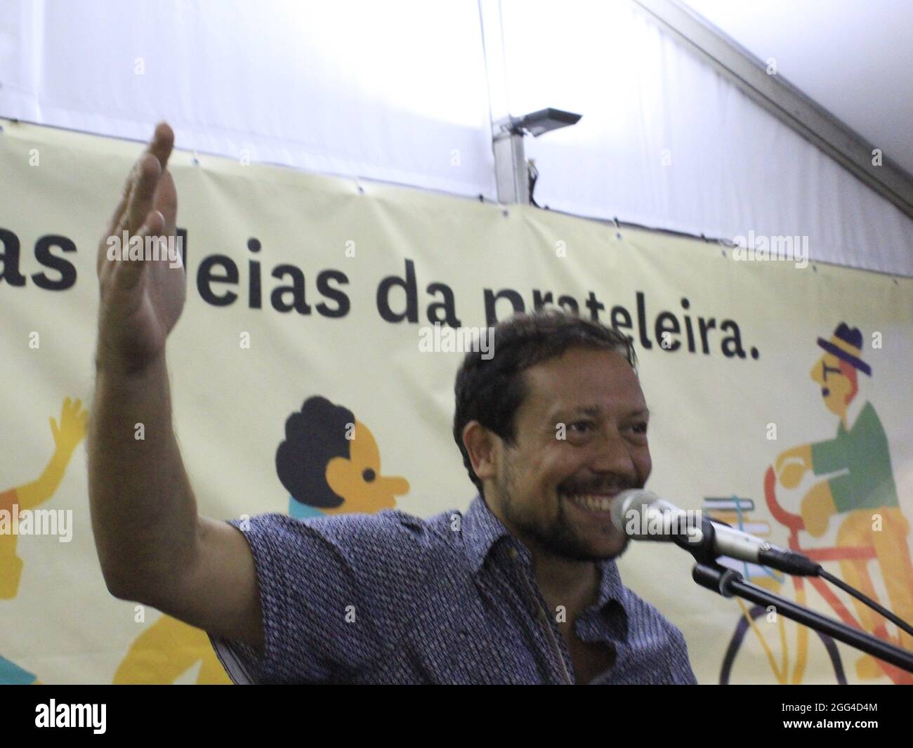 Lissabon, Portugal. August 2021. (INT) Singer, Font, während einer Präsentation auf der Buchmesse in Lissabon. 28. August 2021, Lissabon, Portugal: Der Sänger und Komponist, Fillian Fontenelle, hielt am Samstag (28) eine Präsentation auf der Lissabonner Buchmesse im Eduardo VII Park in Portugal. August 6 und September 12, und wird mit 131 Ausstellern, verteilt auf 325 Pavillons. (Bild: © Edson De Souza/TheNEWS2 über ZUMA Press Wire) Stockfoto