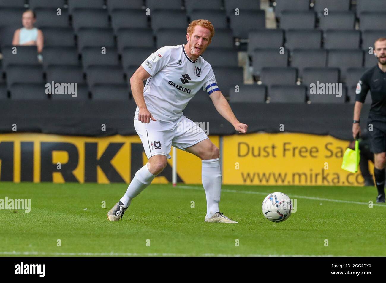 MILTON KEYNES, GROSSBRITANNIEN. 28. AUGUST Milton Keynes Dons Kapitän Dean Lewington während der zweiten Hälfte der Sky Bet League ein Spiel zwischen MK Dons und Accrington Stanley im Stadium MK, Milton Keynes am Samstag, 28. August 2021. (Kredit: John Cripps | MI Nachrichten) Kredit: MI Nachrichten & Sport /Alamy Live Nachrichten Stockfoto