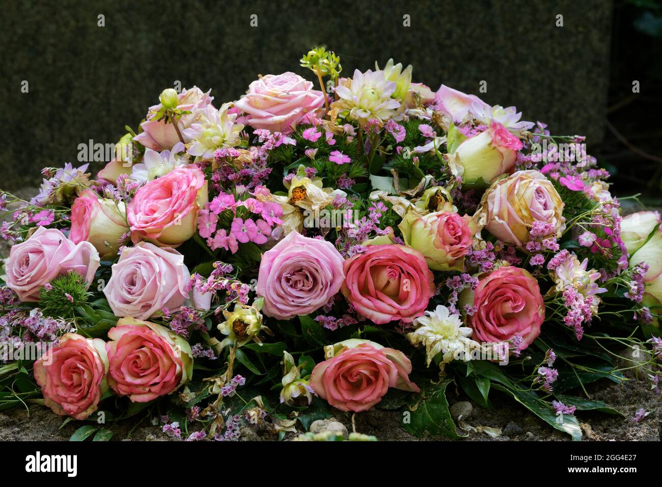 Bunte Pastellblumen auf einem Grab nach einer Beerdigung Stockfoto