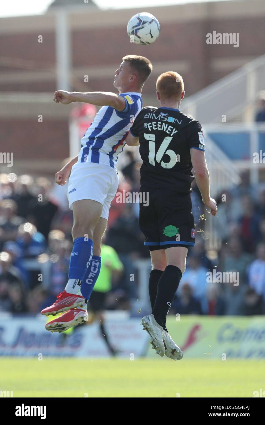 HARTLEPOOL, GROSSBRITANNIEN. 28. AUGUST will Goodwin von Hartlepool United bestreitet einen Header mit Morgan Feeney von Carlisle United während des Sky Bet League 2-Spiels zwischen Hartlepool United und Carlisle United am Samstag, 28. August 2021 im Victoria Park, Hartlepool. (Kredit: Mark Fletcher | MI News) Kredit: MI Nachrichten & Sport /Alamy Live News Stockfoto