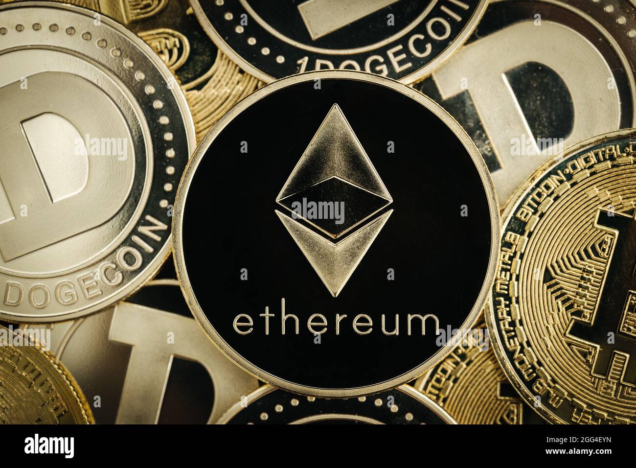 Ethereum-Kryptowährung, physische Münze aus nächster Nähe, auf anderen Kryptowährungsmünzen Stockfoto