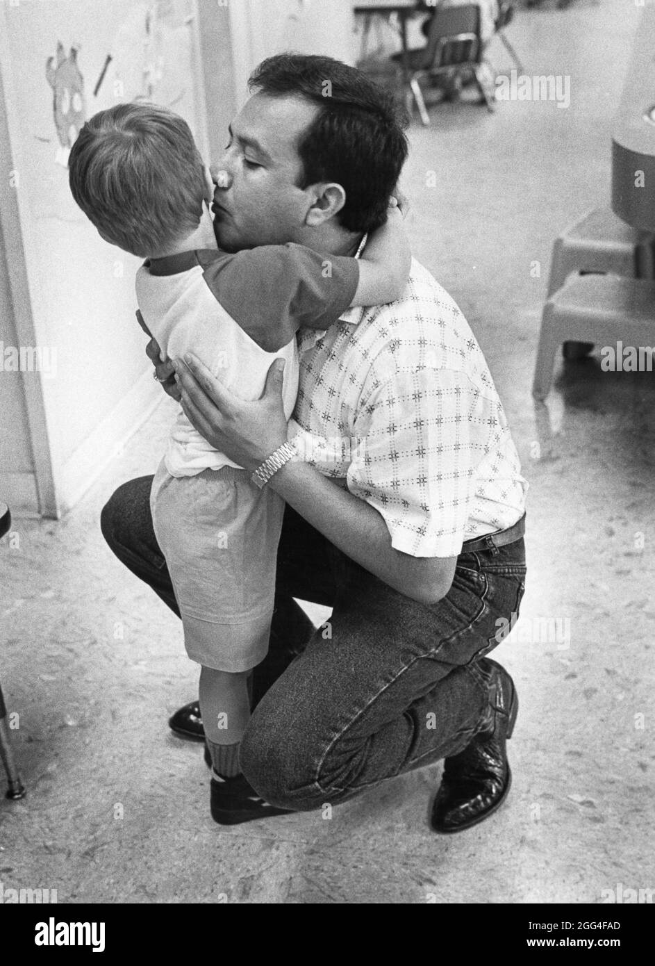 Austin Texas USA, um 1995: Vater gibt Kind in einer privaten Tagesstätte ab. ©Bob Daemmrich Stockfoto