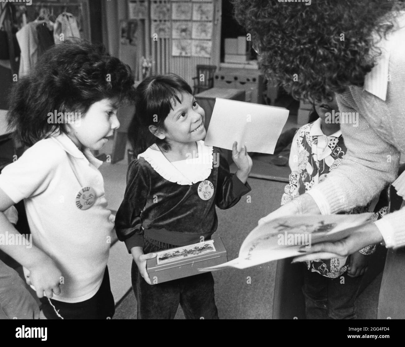 Austin Texas USA, um 1991: Hispanische Kindergärtnerin, die mit hispanischen Schülern in der Klasse interagiert. ©Bob Daemmrich Stockfoto