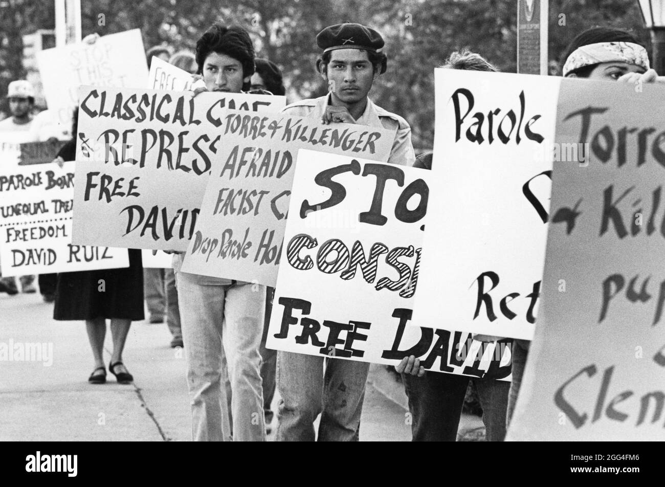 Austin Texas USA, um 1985: Mitglieder der Brown Berets, einer mexikanisch-amerikanischen sozialen Aktivistengruppe, protestieren gegen die Inhaftierung eines ihrer Mitglieder. ©Bob Daemmrich Stockfoto