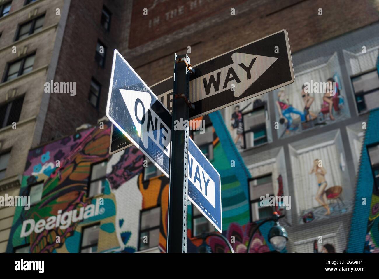 Panneau One Way Manhattan rue de New-York / City of New York, Einbahnschilder an der Wall Street Manhattan - Pub werben mit Desigual Stockfoto