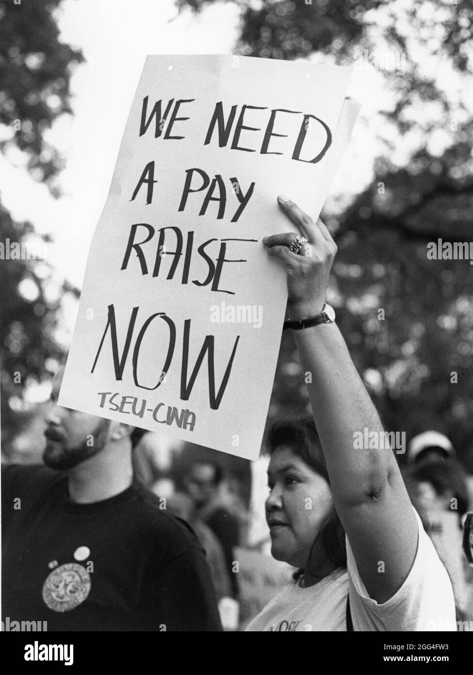 Austin Texas USA, 1993: Die texanischen Staatsarbeiter ziehen sich vor dem Texas Capitol für Lohnerhöhungen und bessere Leistungen nach einer Quetschung der Haushaltssitzung in der Gesetzgebung des Bundesstaates zusammen. ©Bob Daemmrich Stockfoto