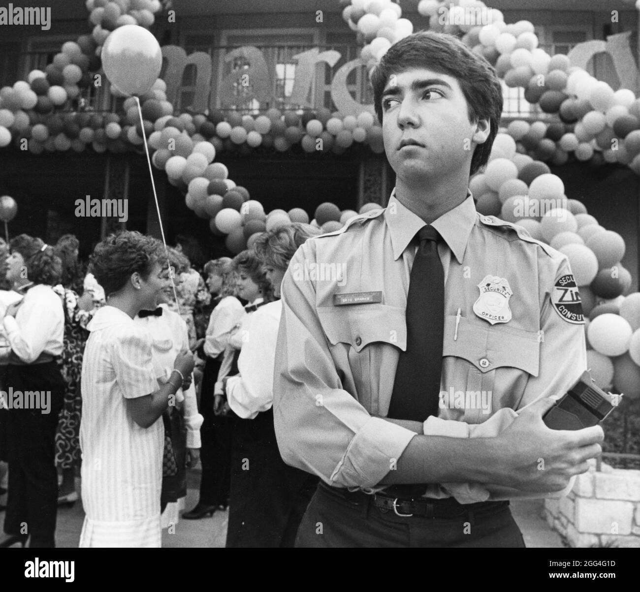 Austin Texas USA, um 1992: Junger privater Sicherheitsbeamter wacht über die Sorority Party an der University of Texas in Austin. Stockfoto