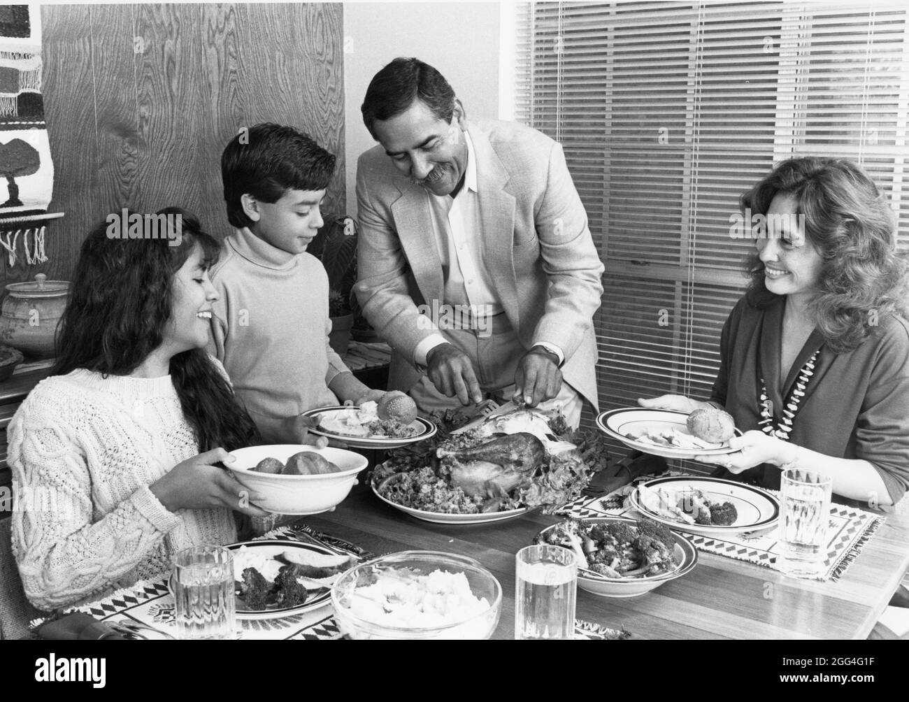 Austin Texas USA,1990: Hispanische Familie, die zu Hause Thanksgiving-Dinner hat. ES-0506 . ©Bob Daemmrich Stockfoto