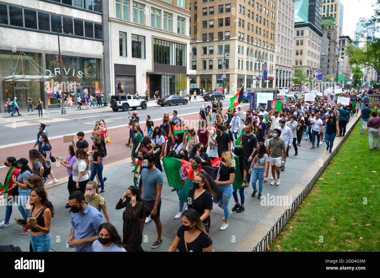 New York, Usa. August 2021. Hunderte marschierten mit einer massiven afghanischen Flagge zu den Vereinten Nationen während der Demonstration „Stoppt die Tötung von Afghanen“ am 28. August 2021 in New York City. (Foto von Ryan Rahman/Pacific Press) Quelle: Pacific Press Media Production Corp./Alamy Live News Stockfoto