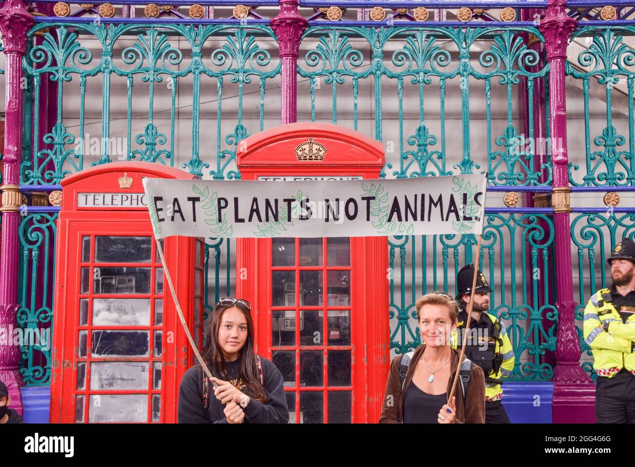 London, Großbritannien. August 2021. Während des National Animal Rights March halten Demonstranten auf dem Smithfield Market ein Transparent mit dem Titel "Eat Plants not Animals" ab.Tierrechtsaktivisten und Organisationen marschierten durch die City of London und forderten ein Ende aller Formen der Tierausbeutung. (Foto: Vuk Valcic/SOPA Images/Sipa USA) Quelle: SIPA USA/Alamy Live News Stockfoto