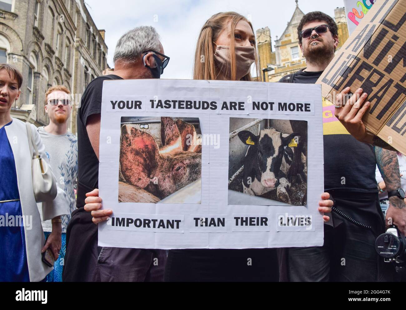 London, Großbritannien. August 2021. Ein Protestler hält während des National Animal Rights March ein Anti-Fleisch-Plakat vor dem Smithfield Market.Tierrechtsaktivisten und Organisationen marschierten durch die City of London und forderten ein Ende aller Formen der Tierausbeutung. (Foto: Vuk Valcic/SOPA Images/Sipa USA) Quelle: SIPA USA/Alamy Live News Stockfoto