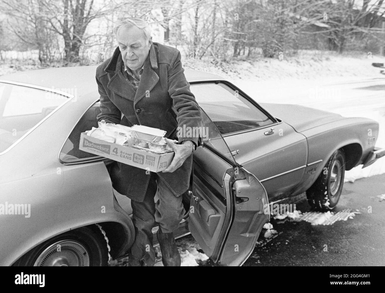 Stoughton Wisconsin USA, 1988: Irving Quam liefert an einem verschneiten Wintertag Mahlzeiten auf Rädern an ältere Kunden. Stockfoto