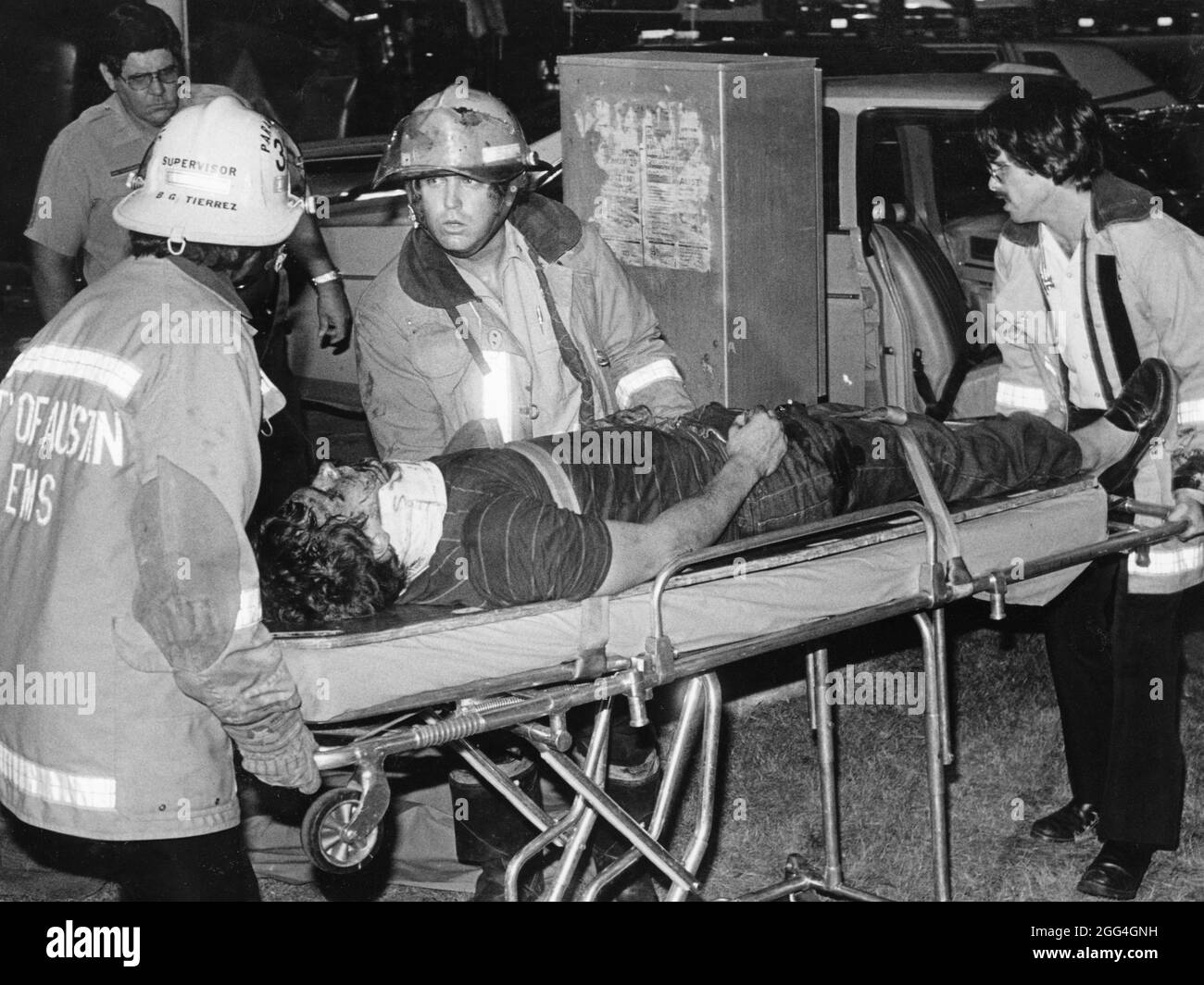 Austin Texas USA, 1987: Mitglieder der Austin EMT-Besatzung transportieren Autounfallopfer in den Krankenwagen. ©Bob Daemmrich Stockfoto
