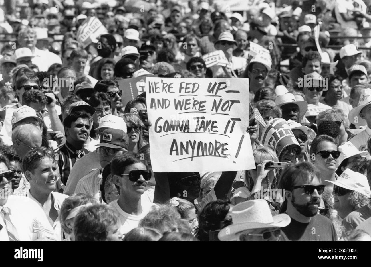 Austin Texas USA, 1992: Eine große, begeisterte Menschenmenge versammelt sich an heißen, sonnigen Tagen bei einer Kundgebung für den demokratischen Präsidentschaftskandidaten Bill Clinton und seinen Amtskollegen Al Gore (nicht im Bild). ©Bob Daemmrich Stockfoto