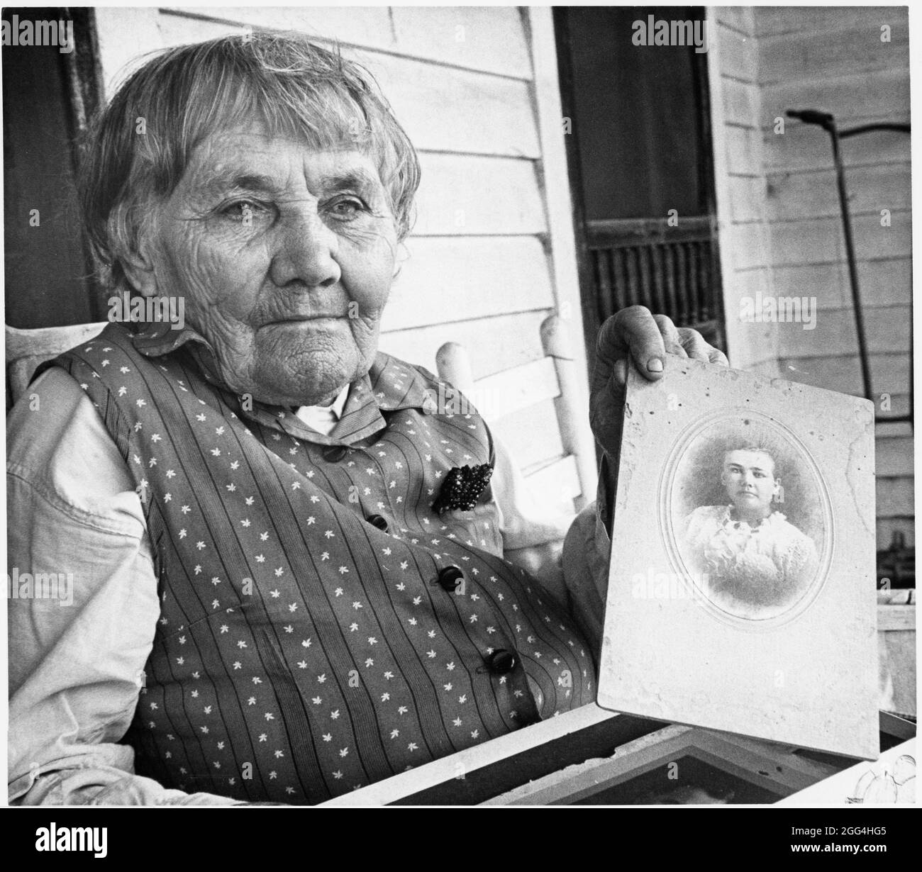 1977: Elizabeth Meier aus Calvert, Texas, hält ein Bild von sich selbst als junge Frau. ©Bob Daemmrich Stockfoto