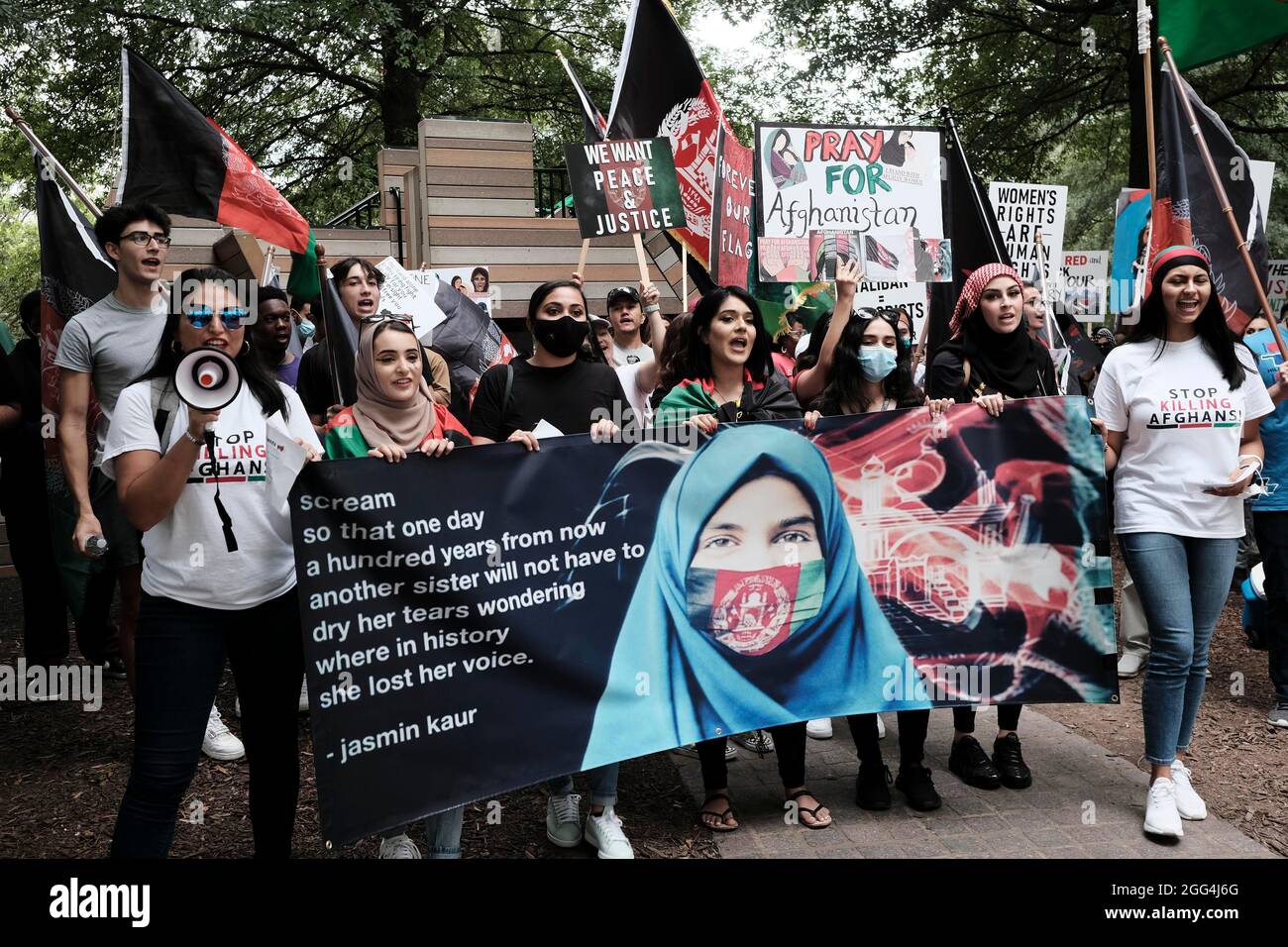 Atlanta, Georgia, USA. August 2021. Eine Gruppe von Demonstranten beginnt in Atlanta zu marschieren und fordert ein Ende der unmenschlichen Behandlung der Bevölkerung Afghanistans, da die Taliban nach der Entscheidung von Präsident Joe Biden, US-Truppen aus dem Land abzuziehen, die Kontrolle über das Land erlangt haben. (Bild: © John Arthur Brown/ZUMA Press Wire) Stockfoto