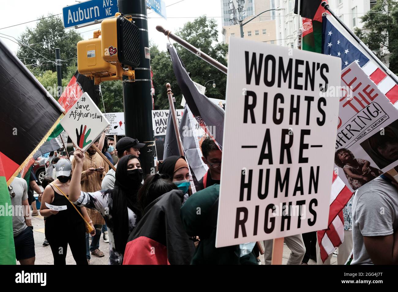 Atlanta, Georgia, USA. August 2021. Eine Gruppe von Demonstranten marschiert durch die Straßen der Innenstadt von Atlanta und fordert ein Ende der unmenschlichen Behandlung der Bevölkerung Afghanistans, da die Taliban nach der Entscheidung von Präsident Joe Biden, US-Truppen aus dem Land abzuziehen, die Kontrolle über das Land erlangt haben. (Bild: © John Arthur Brown/ZUMA Press Wire) Stockfoto