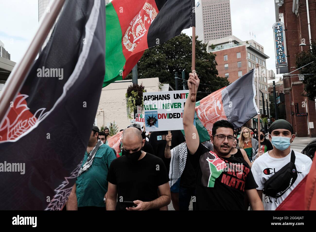 Atlanta, Georgia, USA. August 2021. Eine Gruppe von Demonstranten marschiert durch die Straßen der Innenstadt von Atlanta und fordert ein Ende der unmenschlichen Behandlung der Bevölkerung Afghanistans, da die Taliban nach der Entscheidung von Präsident Joe Biden, US-Truppen aus dem Land abzuziehen, die Kontrolle über das Land erlangt haben. (Bild: © John Arthur Brown/ZUMA Press Wire) Stockfoto