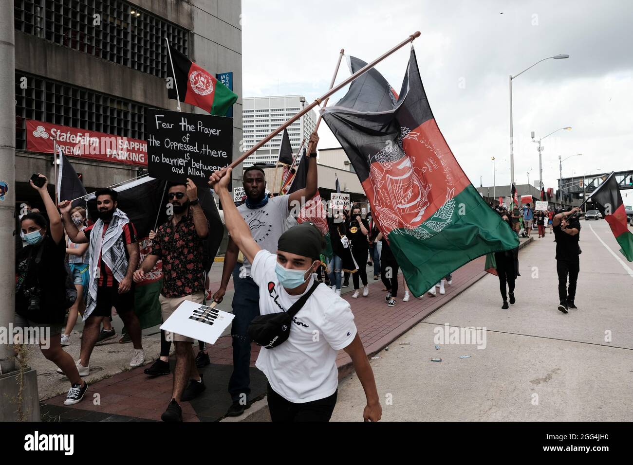Atlanta, Georgia, USA. August 2021. Eine Gruppe von Demonstranten marschiert durch die Straßen der Innenstadt von Atlanta und fordert ein Ende der unmenschlichen Behandlung der Menschen in Afghanistan, da die nach der Entscheidung von Präsident Joe Biden, US-Truppen aus dem Land abzuziehen, die Kontrolle über das Land erlangt hat. (Bild: © John Arthur Brown/ZUMA Press Wire) Stockfoto