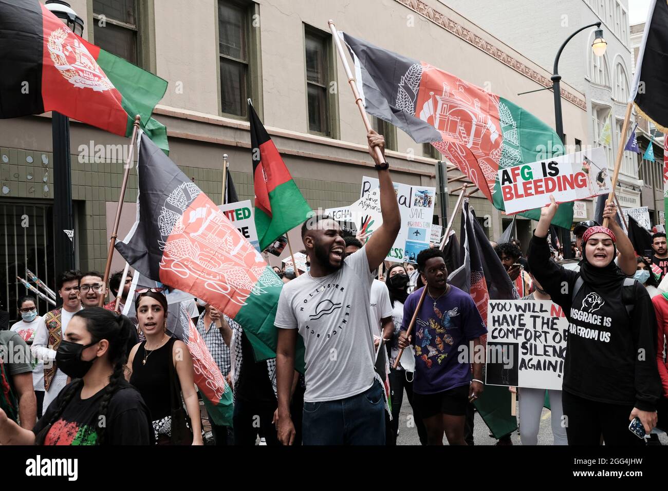 Atlanta, Georgia, USA. August 2021. Eine Gruppe von Demonstranten marschiert durch die Straßen der Innenstadt von Atlanta und fordert ein Ende der unmenschlichen Behandlung der Bevölkerung Afghanistans, da die Taliban nach der Entscheidung von Präsident Joe Biden, US-Truppen aus dem Land abzuziehen, die Kontrolle über das Land erlangt haben. (Bild: © John Arthur Brown/ZUMA Press Wire) Stockfoto
