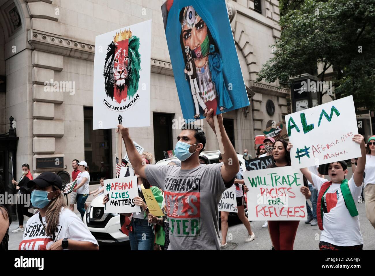 Atlanta, Georgia, USA. August 2021. Eine Gruppe von Demonstranten marschiert durch die Straßen der Innenstadt von Atlanta und fordert ein Ende der unmenschlichen Behandlung der Bevölkerung Afghanistans, da die Taliban nach der Entscheidung von Präsident Joe Biden, US-Truppen aus dem Land abzuziehen, die Kontrolle über das Land erlangt haben. (Bild: © John Arthur Brown/ZUMA Press Wire) Stockfoto