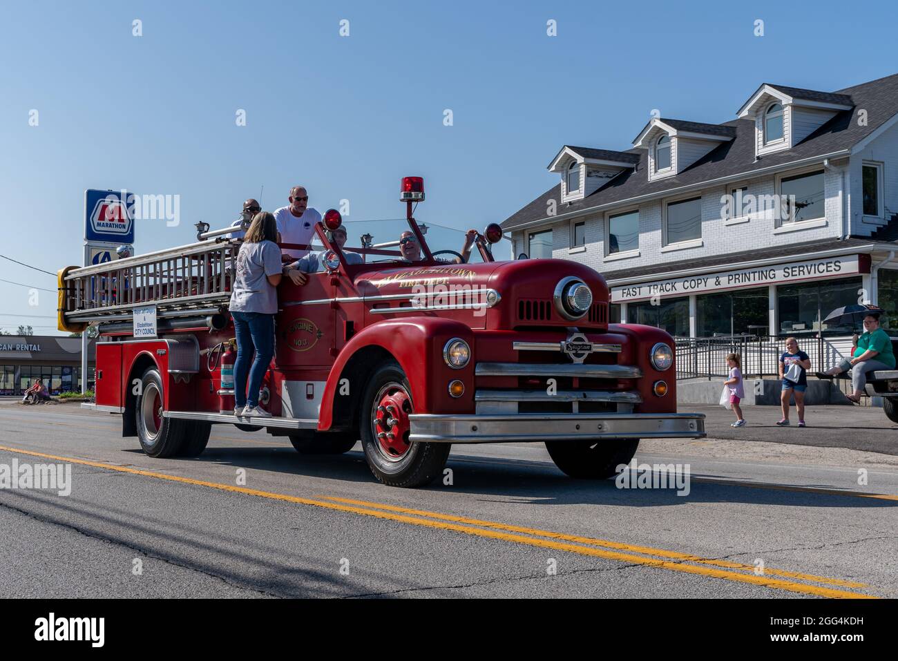 Elizabethtown, KY, USA, 28. August 2021, ein Feuerwehrauto im antiken Stil aus Elizabethtown fährt während der Heartland Homecoming Parade 2021 die Dixie Avenue entlang, Quelle: Brian Koellish/Alamy Live News Stockfoto