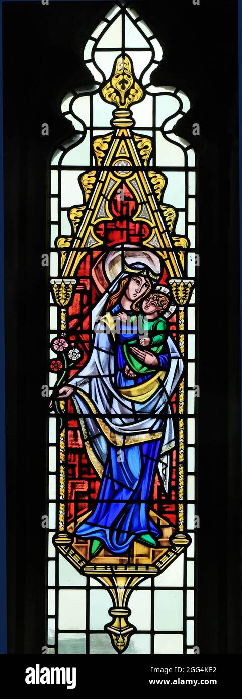 Maria und Jesus, Jungfrau Maria und Jesuskind, Madonna mit Kind, Glasfenster, 20. Jahrhundert, Snettisham, Norfolk, England Stockfoto