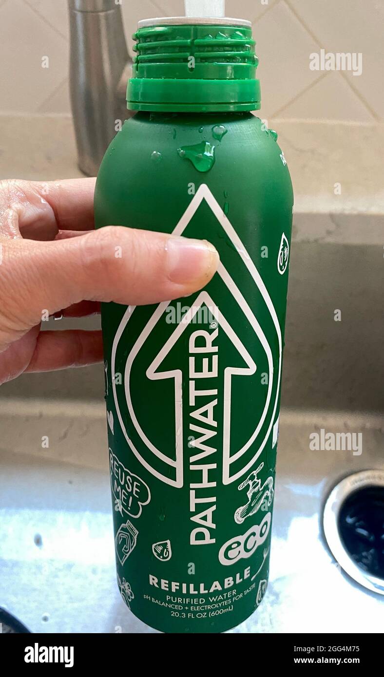 Pathwater nachfüllbare Aluminium-Wasserflasche, die in Lebensmittelläden auf dem Campus der Universität von Wisconsin verkauft wird Stockfoto