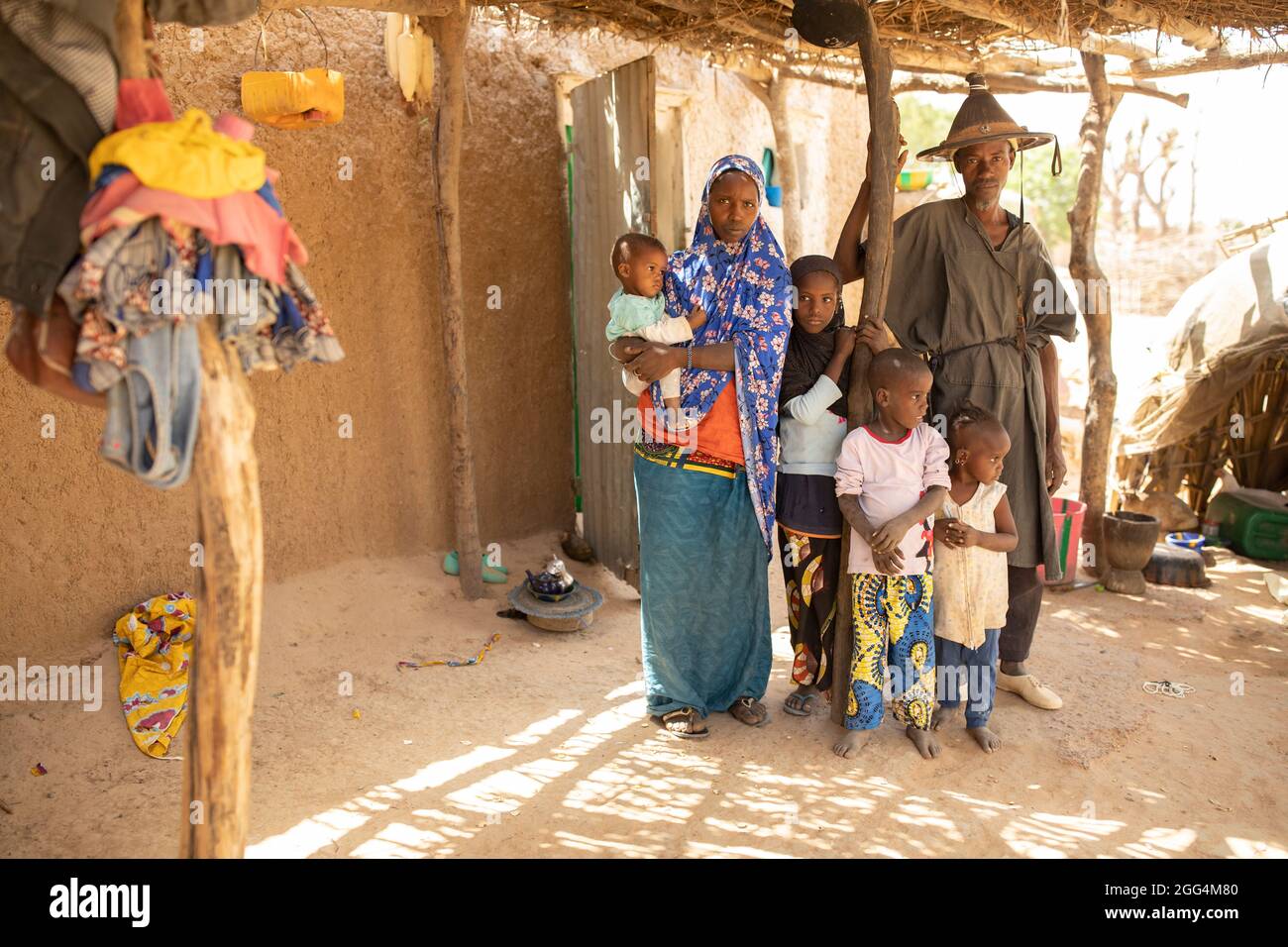 Eine Familie traditioneller Fulani-Viehzüchter steht vor ihrem Haus in der Region Ségou, Mali, Westafrika, zusammen. Stockfoto