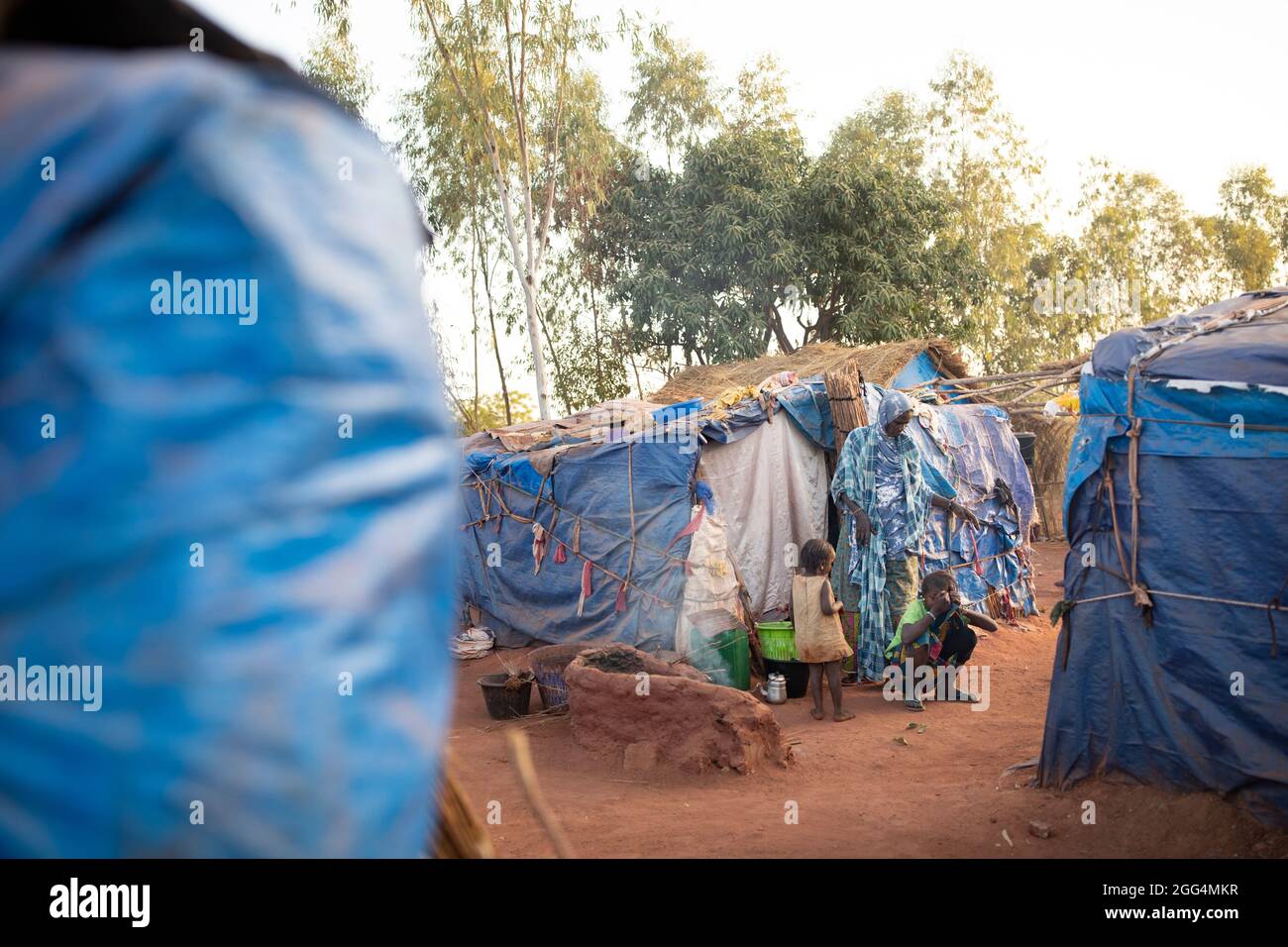 Das Senou Camp liegt am südlichen Rand von Bamako, Malis Hauptstadt. Es ist eines von acht solchen informellen Camps in der ganzen Stadt und allein beherbergt es 223 Familien und etwas mehr als 1,000 Binnenvertriebene. Die hier lebenden Familien sind vor Gewalt und Aufstand im Norden und in den zentralen Teilen des Landes geflohen. Da die meisten von ihnen kein Einkommen oder eine regelmäßige Nahrungsquelle haben, ist der Hunger eine tägliche Herausforderung und die Unterernährung der Bevölkerung ist nach wie vor weit verbreitet. Sahel-Krise 2021; Senou, Mali. Februar 24, 2021. Foto von Jake Lyell. Stockfoto