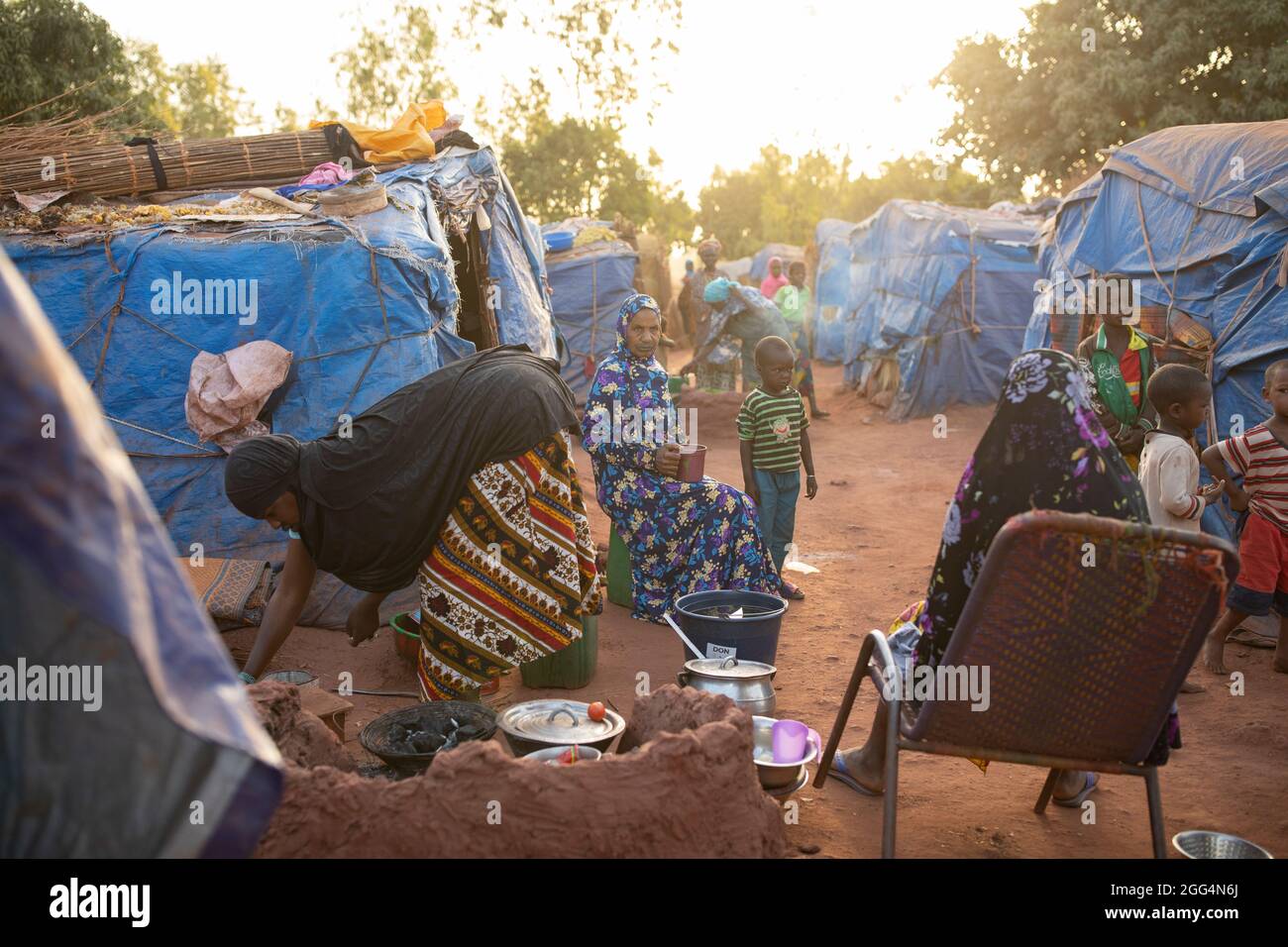 Das Senou Camp liegt am südlichen Rand von Bamako, Malis Hauptstadt. Es ist eines von acht solchen informellen Camps in der ganzen Stadt und allein beherbergt es 223 Familien und etwas mehr als 1,000 Binnenvertriebene. Die Familien, die hier leben, sind vor Gewalt und Aufstand im Norden und in den zentralen Teilen des Landes geflohen. Da die meisten von ihnen kein Einkommen oder eine regelmäßige Nahrungsquelle haben, ist der Hunger eine tägliche Herausforderung und die Unterernährung der Bevölkerung ist nach wie vor weit verbreitet. Sahel-Krise 2021; Senou, Mali. Februar 24, 2021. Foto von Jake Lyell. Stockfoto