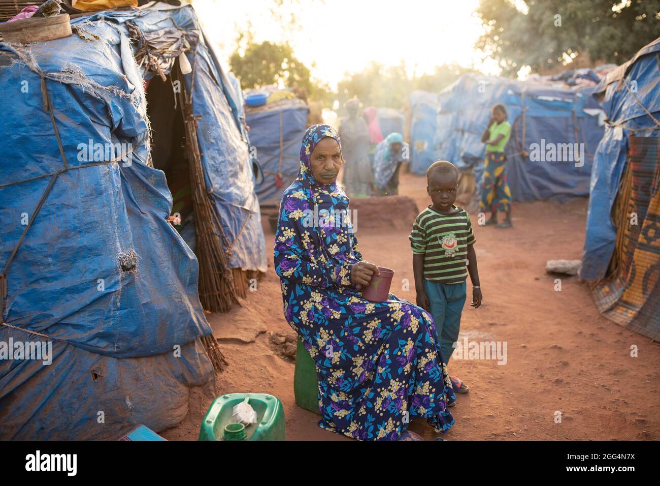 Das Senou Camp liegt am südlichen Rand von Bamako, Malis Hauptstadt. Es ist eines von acht solchen informellen Camps in der ganzen Stadt und allein beherbergt es 223 Familien und etwas mehr als 1.000 Binnenvertriebene. Die Familien, die hier leben, sind vor Gewalt und Aufstand im Norden und in den zentralen Teilen des Landes geflohen. Da die meisten von ihnen kein Einkommen oder eine regelmäßige Nahrungsquelle haben, ist der Hunger eine tägliche Herausforderung und die Unterernährung der Bevölkerung ist nach wie vor weit verbreitet. Stockfoto