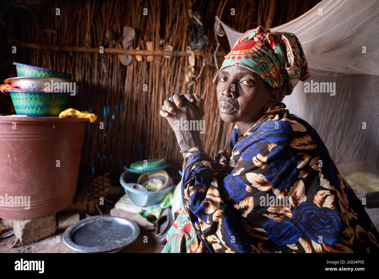 Eine Frau sitzt in ihrem provisorischen Tierheim im Senou Camp am südlichen Rand von Bamako, Mali, wo Vertriebene, die vor der Gewalt im Norden des Landes geflohen sind, nach Sicherheit kommen. Stockfoto