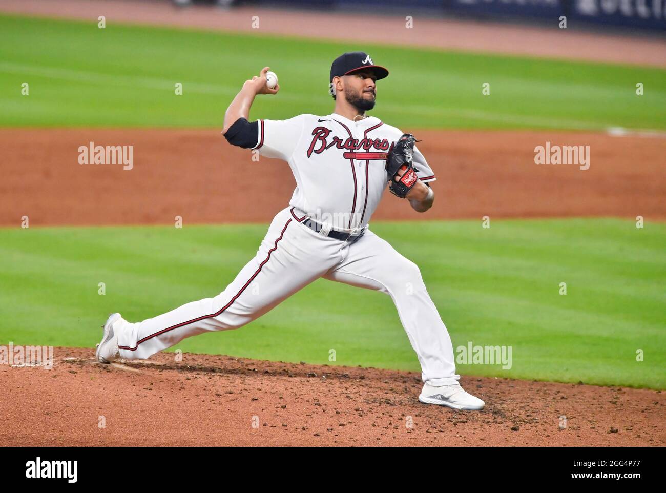 Atlanta, GA, USA. August 2021. Atlanta Braves Pitcher Huascar Ynoa liefert während des sechsten Innings eines MLB-Spiels gegen die San Francisco Giants im Truist Park in Atlanta, GA, einen Pitch aus. Austin McAfee/CSM/Alamy Live News Stockfoto