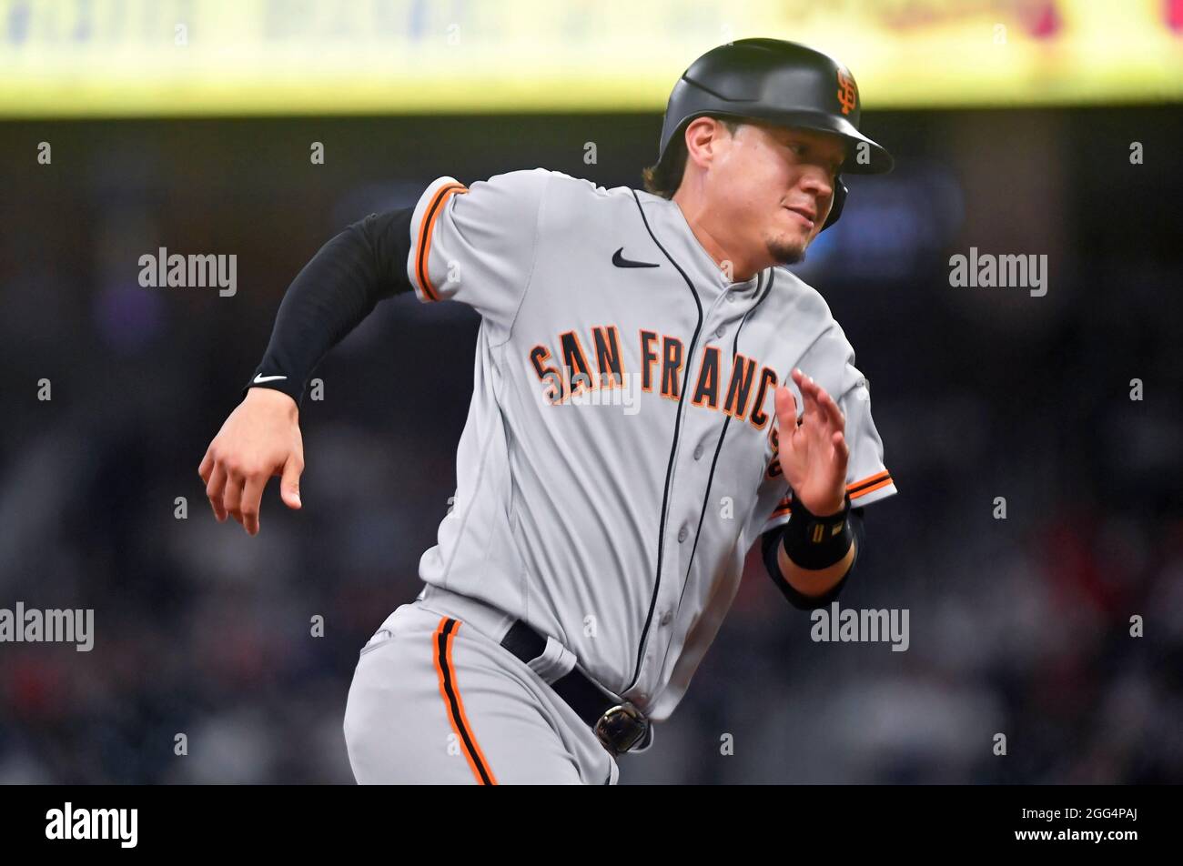 Atlanta, GA, USA. August 2021. Der San Francisco Giants-Feldspieler Wilmer Flores spielt beim achten Inning eines MLB-Spiels gegen die Atlanta Braves im Truist Park in Atlanta, GA, die dritte Basis auf seiner To-Home-Platte. Austin McAfee/CSM/Alamy Live News Stockfoto
