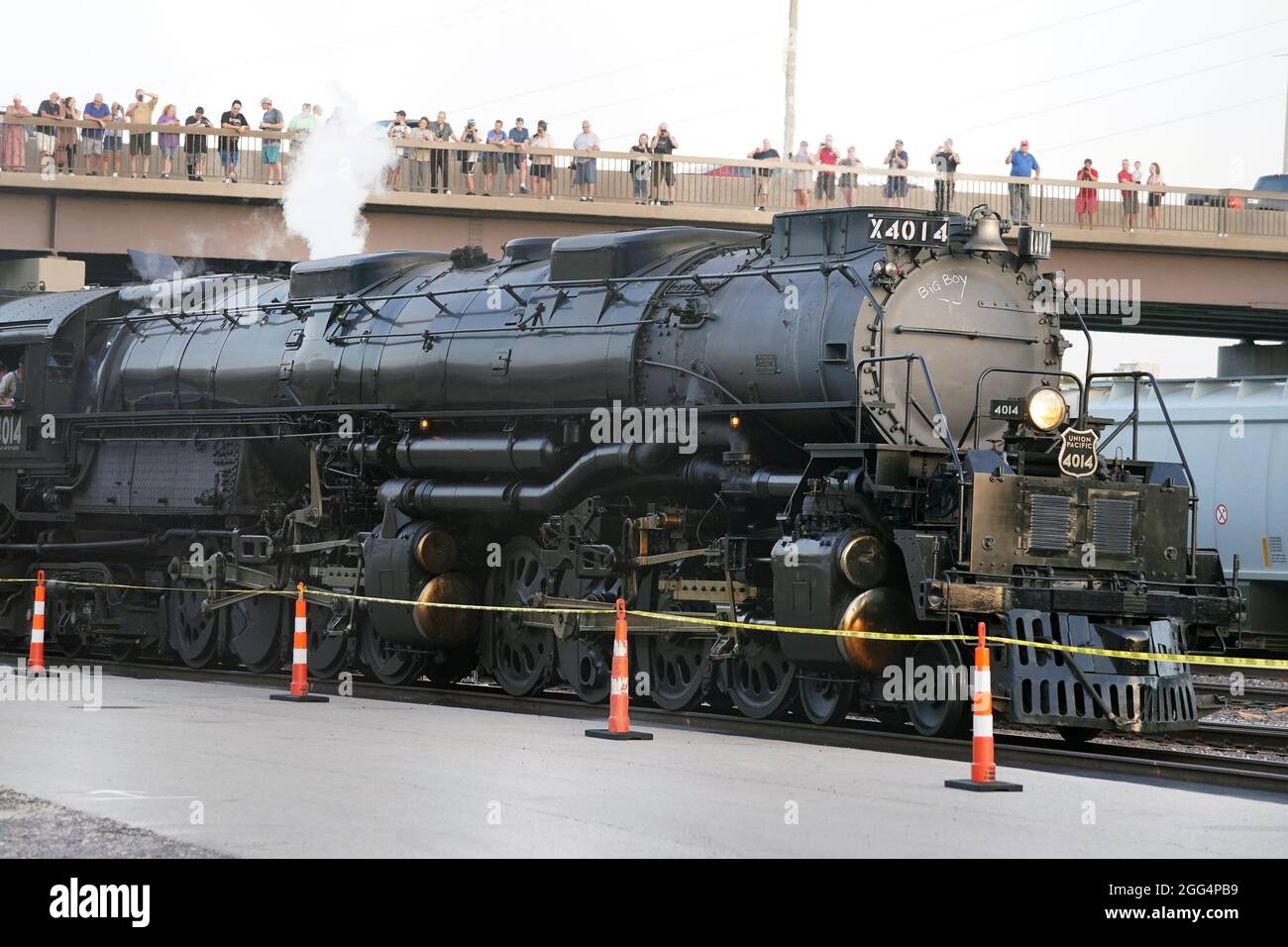 St. Louis, Usa. August 2021. Union Pacific 4014 Big Boy Dampflokomotive zieht am Samstag, den 28. August 2021, mit vielen Zuschauern von einer Brücke in St. Louis in den Amtrak-Bahnhof ein. Die größte Dampflokomotive der Welt befindet sich auf einer fünfwöchigen Tour, die öffentliche Veranstaltungen in fünf großen Städten sowie kurze Whistlebloops in mehr als 90 anderen Gemeinden umfasst. Foto von Bill Greenblatt/UPI Credit: UPI/Alamy Live News Stockfoto