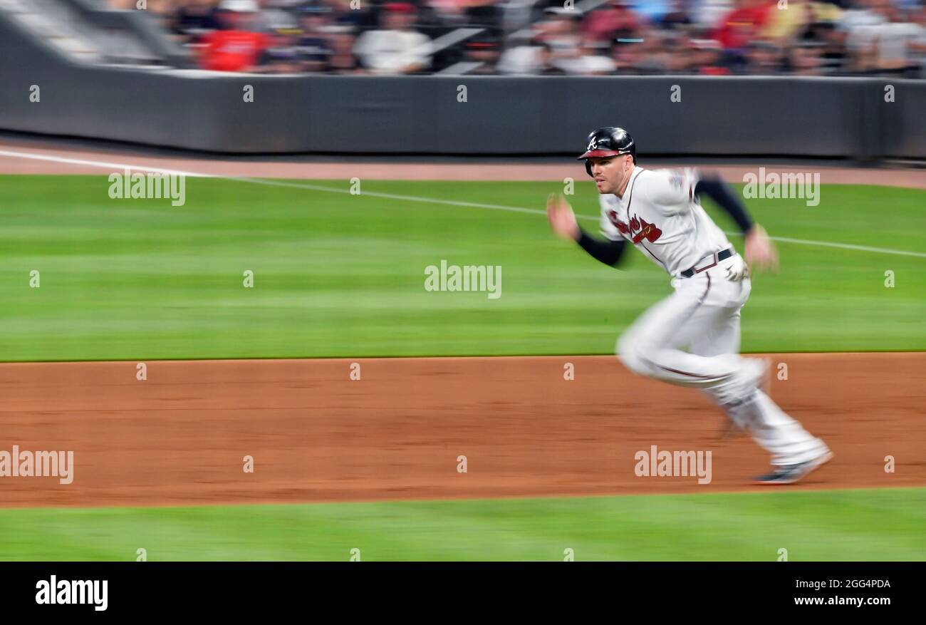 Atlanta, GA, USA. August 2021. Atlanta Braves erster Baseman Freddie Freeman steht während des sechsten Innings eines MLB-Spiels gegen die San Francisco Giants im Truist Park in Atlanta, GA, auf der zweiten Basis. Austin McAfee/CSM/Alamy Live News Stockfoto