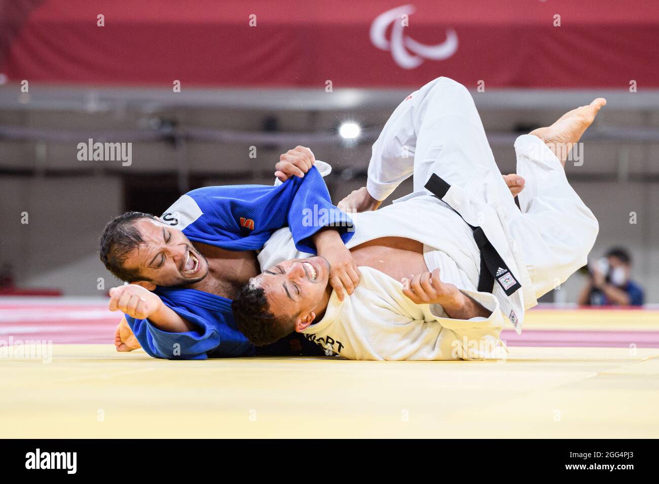 TOKIO, JAPAN. August 2021. Elliot Stwart aus Großbritannien und Shukhrat Bobov (UZB) treten am Sonntag, den 29. August 2021 in TOKIO, JAPAN, im Viertelfinale der Männer mit 90 kg beim Judo-Wettbewerb der Paralympischen Spiele Tokio 2020 in Nippon Budokan an. Kredit: Taka G Wu/Alamy Live Nachrichten Stockfoto