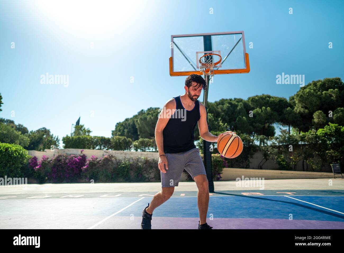 Basketballspieler läuft beim Training über das Basketballfeld. Sommer Stockfoto