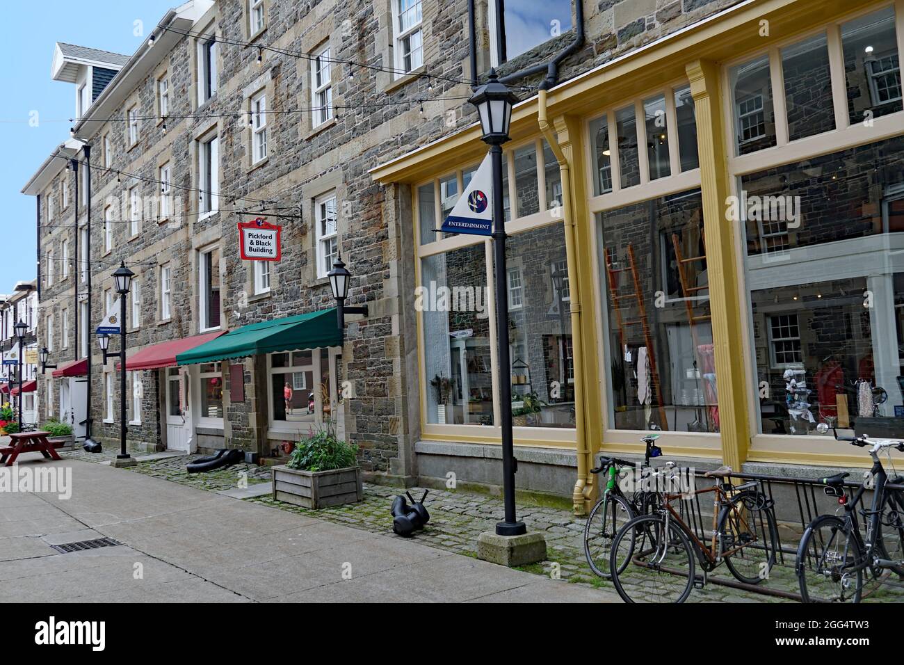 Halifax, Kanada - 23. August 2019: Historische alte Steinlagergebäude im Hafengebiet wurden in Restaurants und Touristenattraktionen umgewandelt Stockfoto