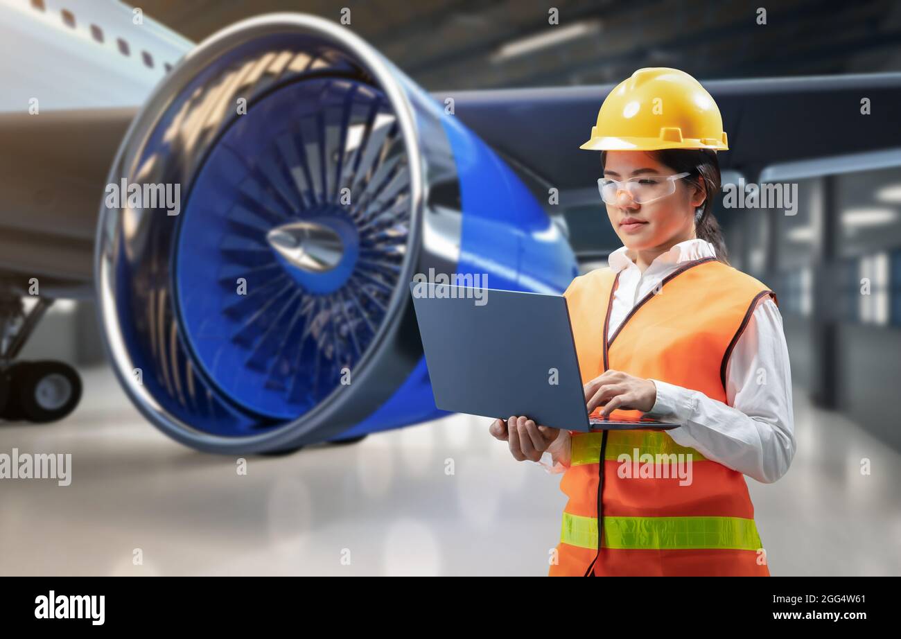 Asiatischer Ingenieur oder Techniker mit Flugzeug im Hangar Stockfoto