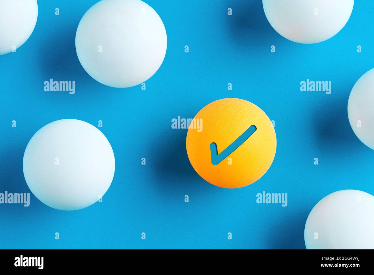 Markieren Sie das Symbol auf dem gelben Tischtennisball, der von weißen Kugeln umgeben ist. Stockfoto