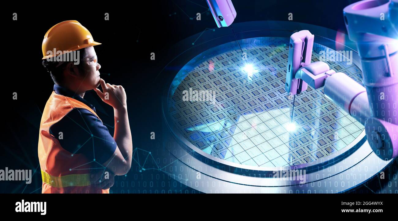 Halbleiterfertigung mit Ingenieur- und 3d-Rendering-Roboterarmen Stockfoto